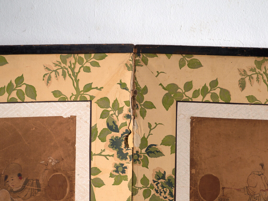 Biombo japonés antiguo de dos hojas con collage de pinturas – Japón, circa 1900