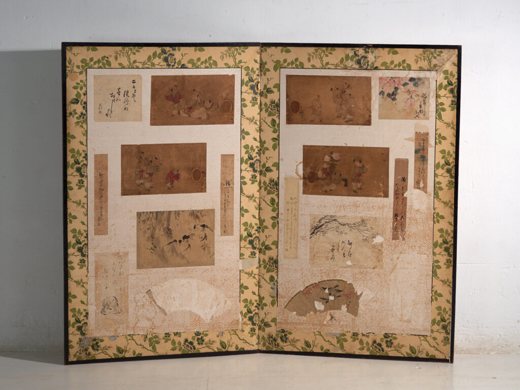 Biombo japonés antiguo de dos hojas con collage de pinturas – Japón, circa 1900