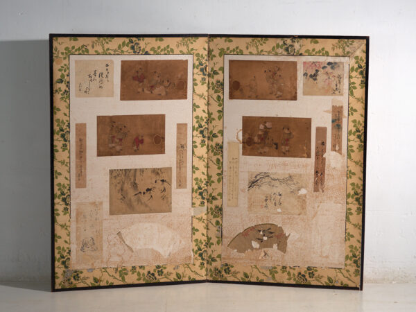 Biombo japonés antiguo de dos hojas con collage de pinturas – Japón, circa 1900