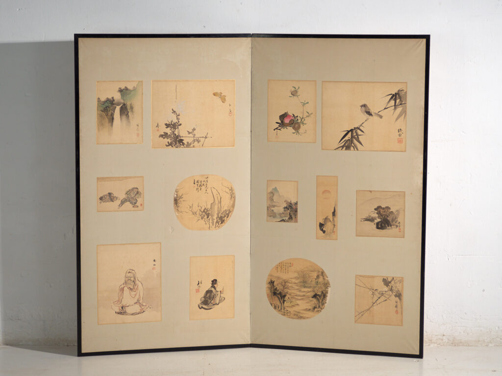 Biombo japonés antiguo de dos hojas con pinturas montadas – Japón, circa 1900