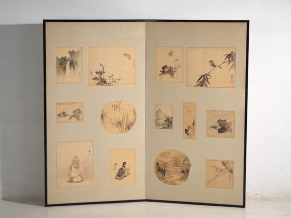 Biombo japonés antiguo de dos hojas con pinturas montadas – Japón, circa 1900