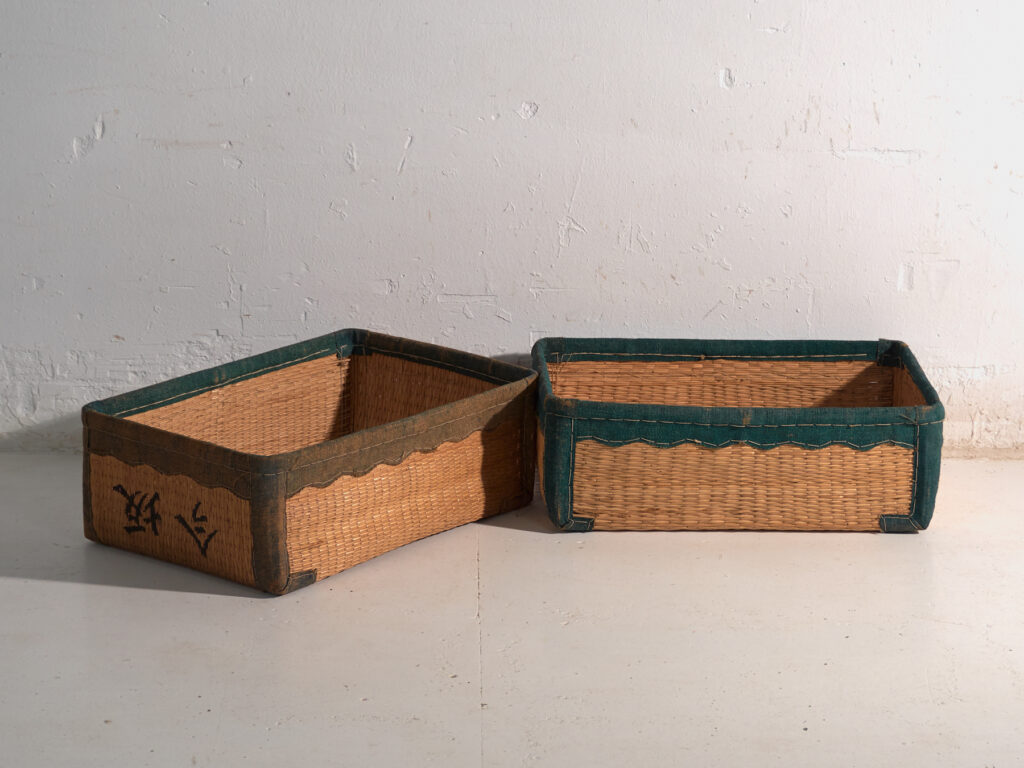 Conjunto de dos cestas antiguas japonesas en bambú con caligrafía – Japón, circa 1930