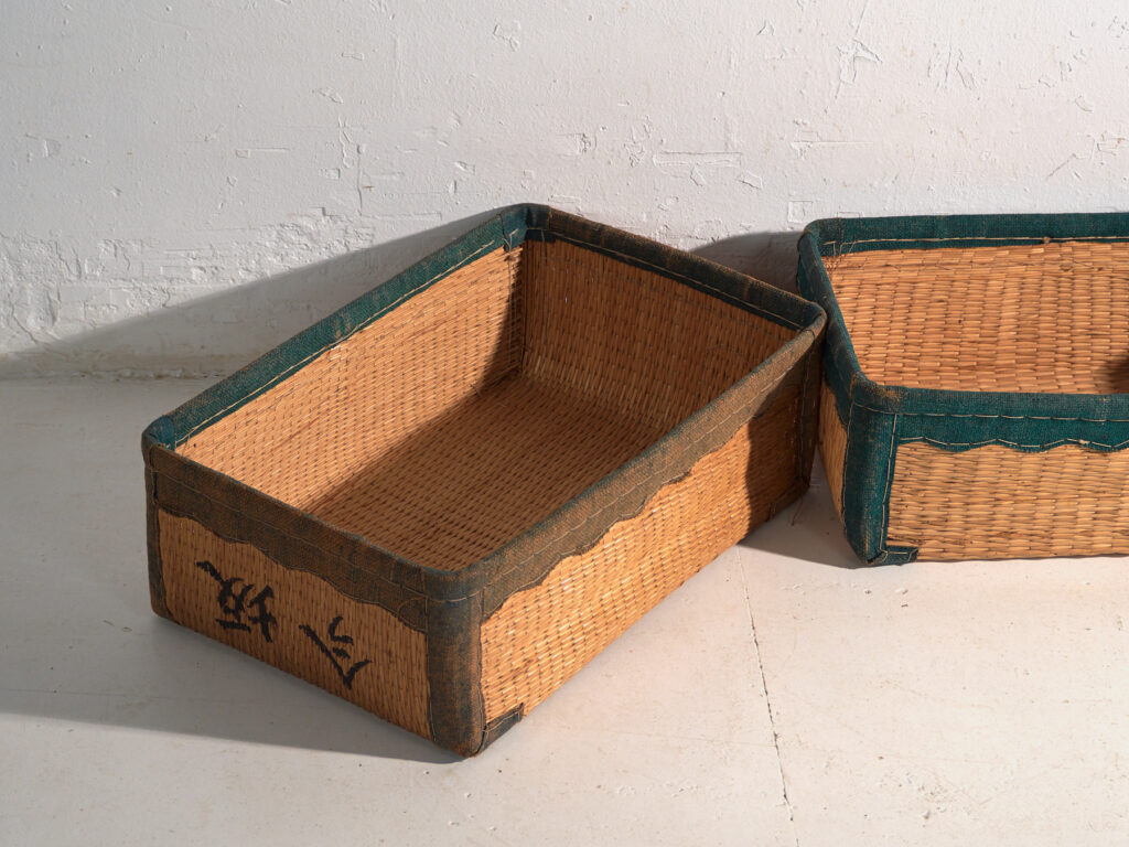 Conjunto de dos cestas antiguas japonesas en bambú con caligrafía – Japón, circa 1930