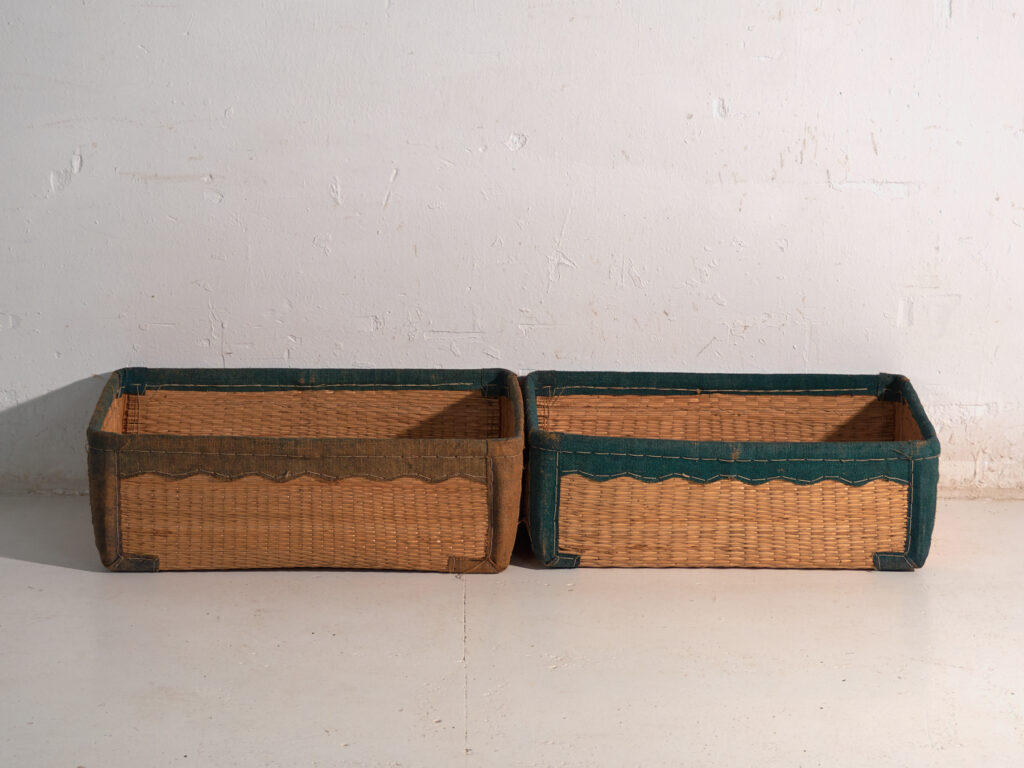 Conjunto de dos cestas antiguas japonesas en bambú con caligrafía – Japón, circa 1930