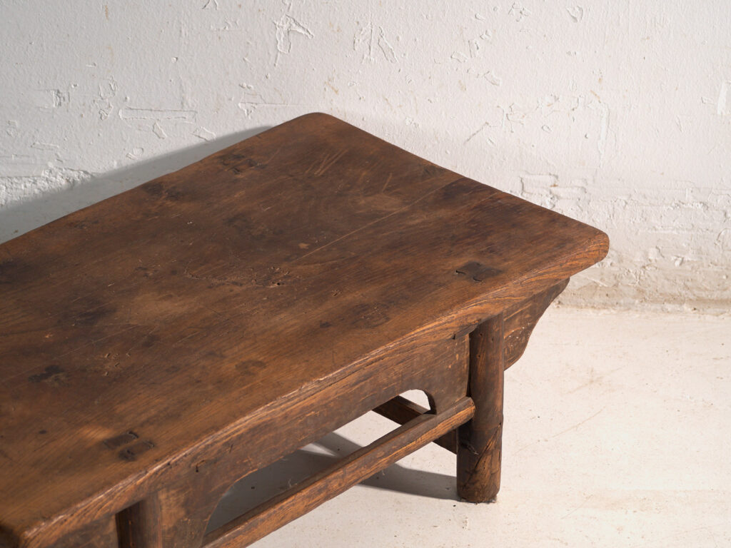 Mesa baja antigua en madera de olmo – China, circa 1900