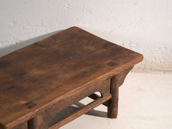 Mesa baja antigua en madera de olmo – China, circa 1900
