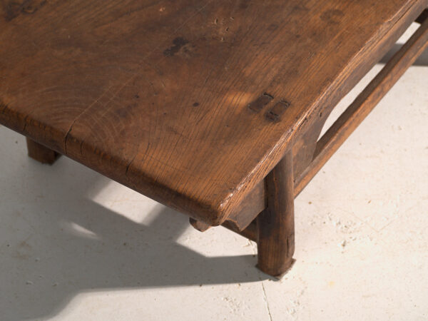 Mesa baja antigua en madera de olmo – China, circa 1900