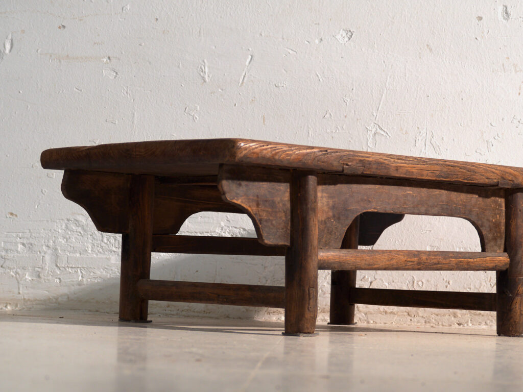 Mesa baja antigua en madera de olmo – China, circa 1900