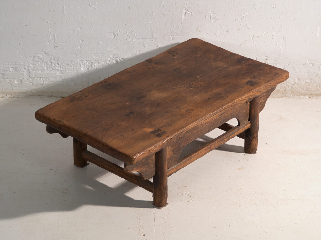 Mesa baja antigua en madera de olmo – China, circa 1900