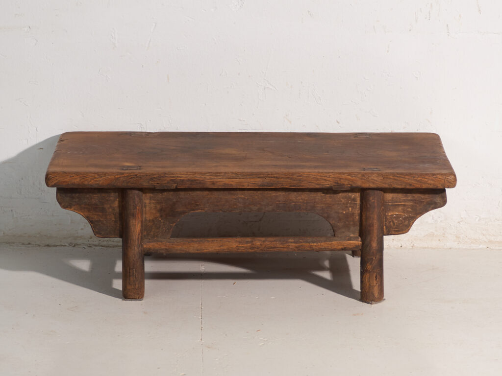Mesa baja antigua en madera de olmo – China, circa 1900