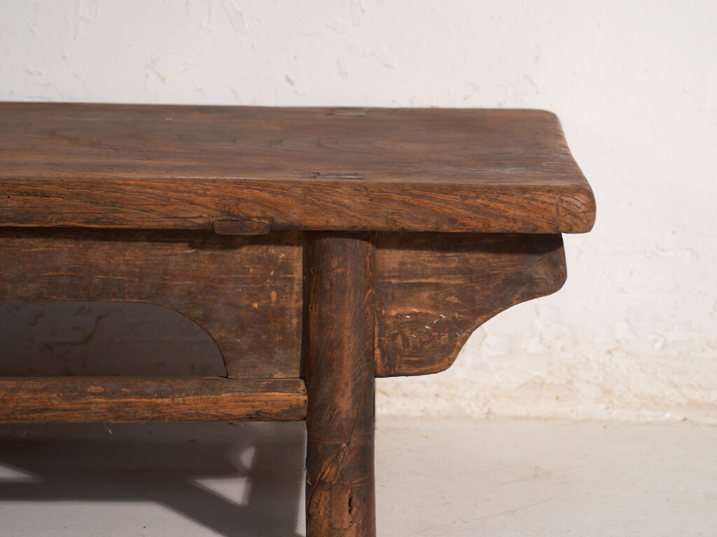 Mesa baja antigua en madera de olmo – China, circa 1900