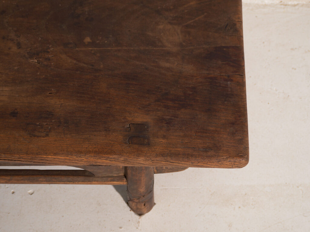 Mesa baja antigua en madera de olmo – China, circa 1900