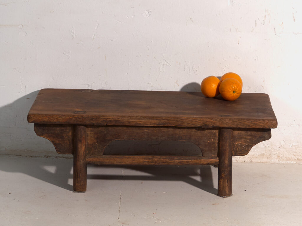 Mesa baja antigua en madera de olmo – China, circa 1900