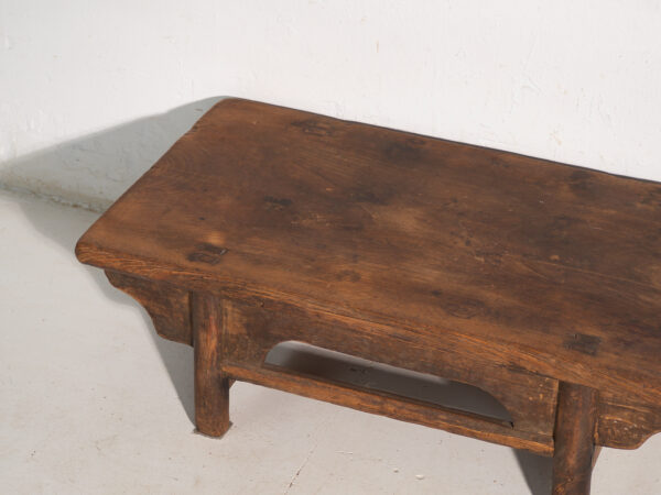 Mesa baja antigua en madera de olmo – China, circa 1900