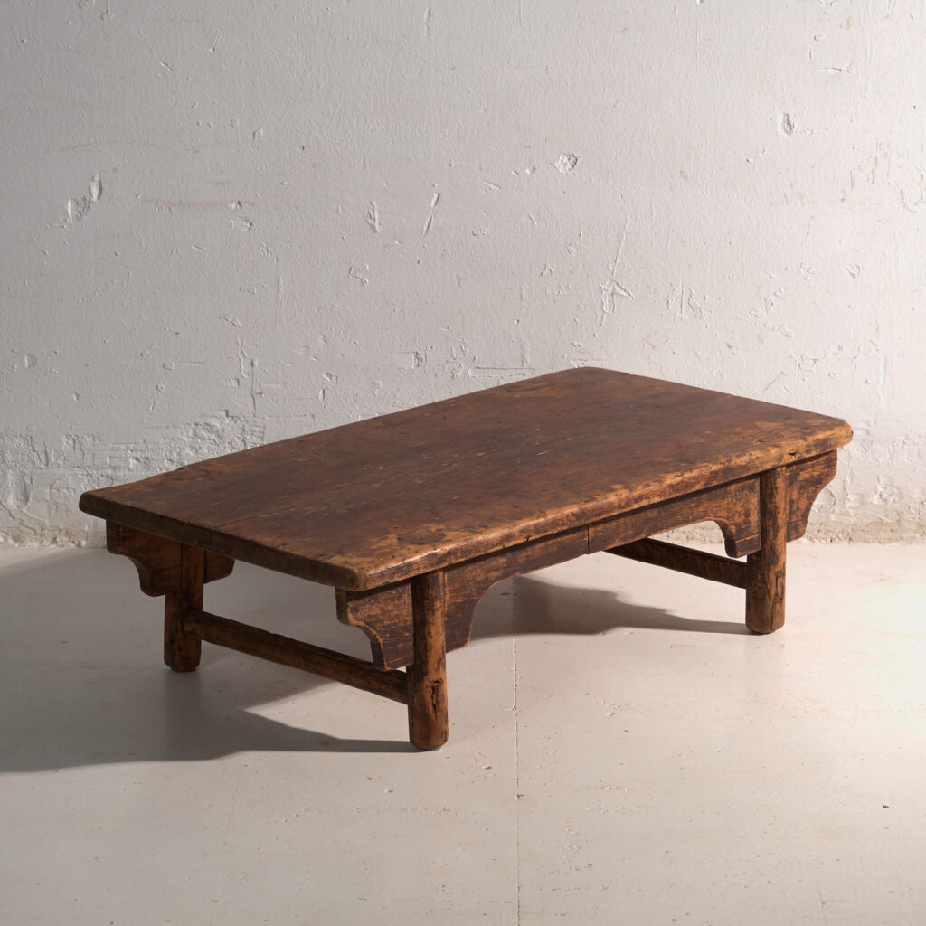 Mesa baja kang antigua en madera de olmo – China, circa 1900
