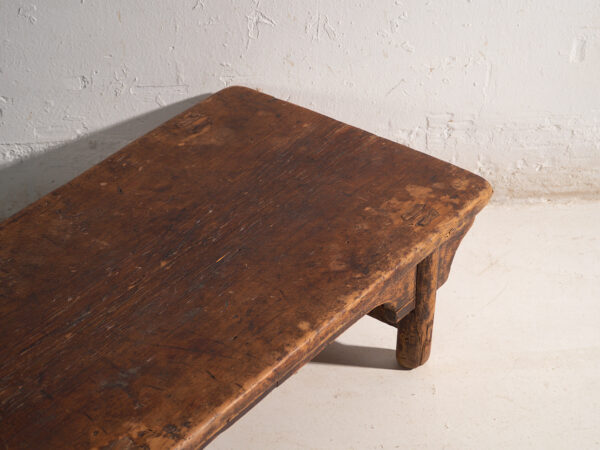 Mesa baja kang antigua en madera de olmo – China, circa 1900