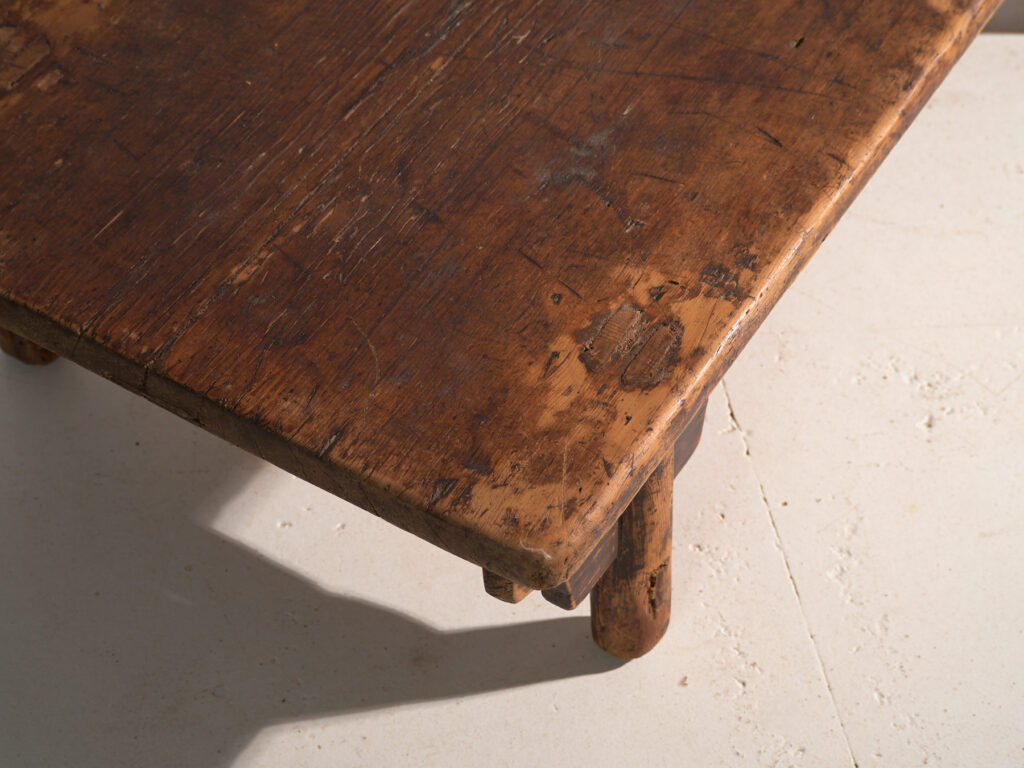 Mesa baja kang antigua en madera de olmo – China, circa 1900