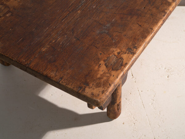 Mesa baja kang antigua en madera de olmo – China, circa 1900