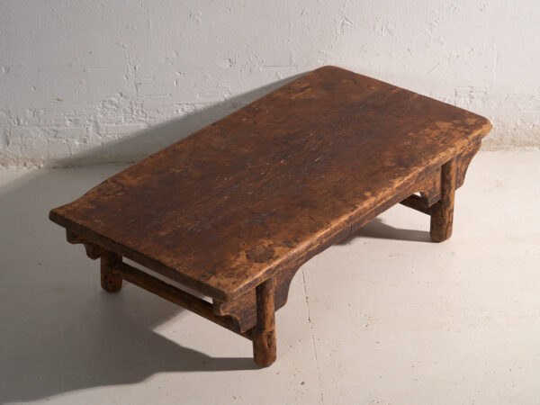 Mesa baja kang antigua en madera de olmo – China, circa 1900