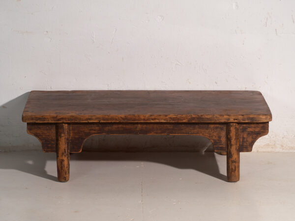 Mesa baja kang antigua en madera de olmo – China, circa 1900