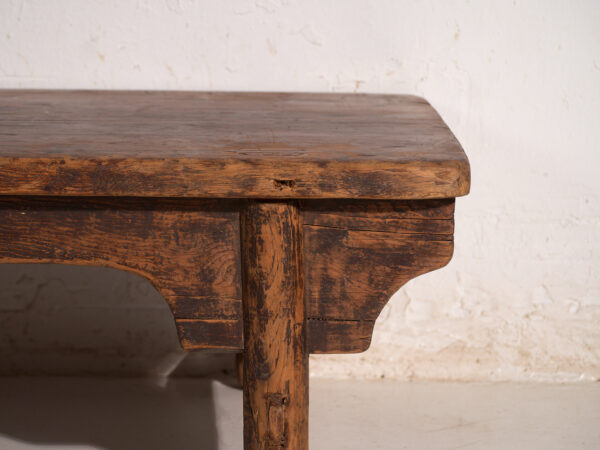 Mesa baja kang antigua en madera de olmo – China, circa 1900