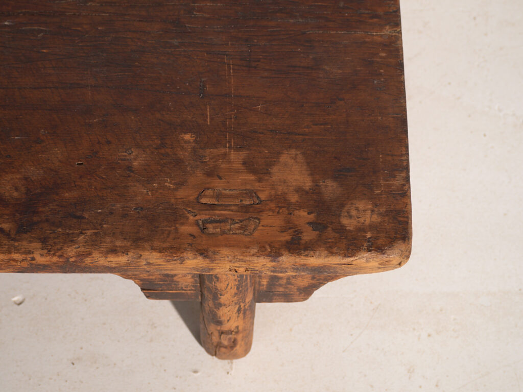 Mesa baja kang antigua en madera de olmo – China, circa 1900
