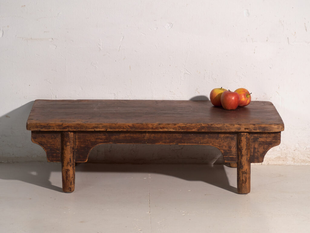 Mesa baja kang antigua en madera de olmo – China, circa 1900