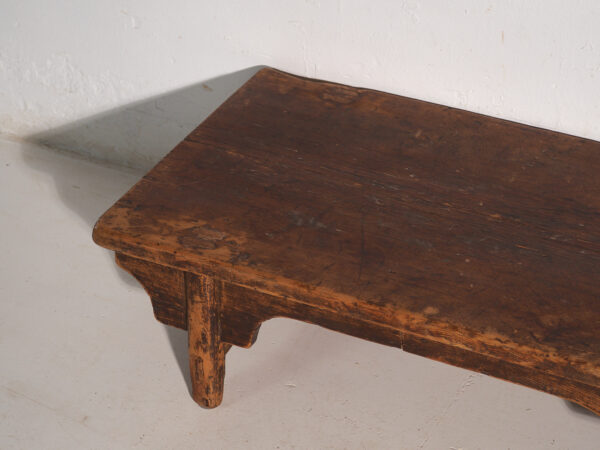 Mesa baja kang antigua en madera de olmo – China, circa 1900