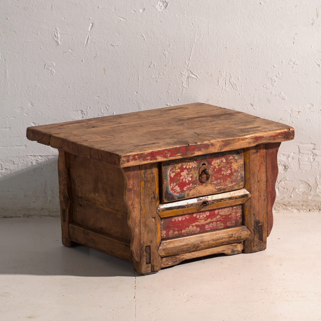 Mesa baja antigua pintada en madera de olmo – China, circa 1900