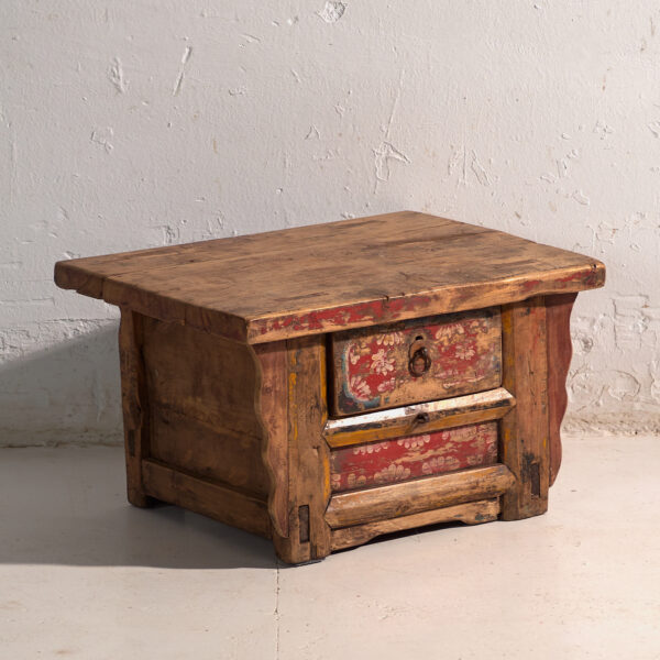 Mesa baja antigua pintada en madera de olmo – China, circa 1900