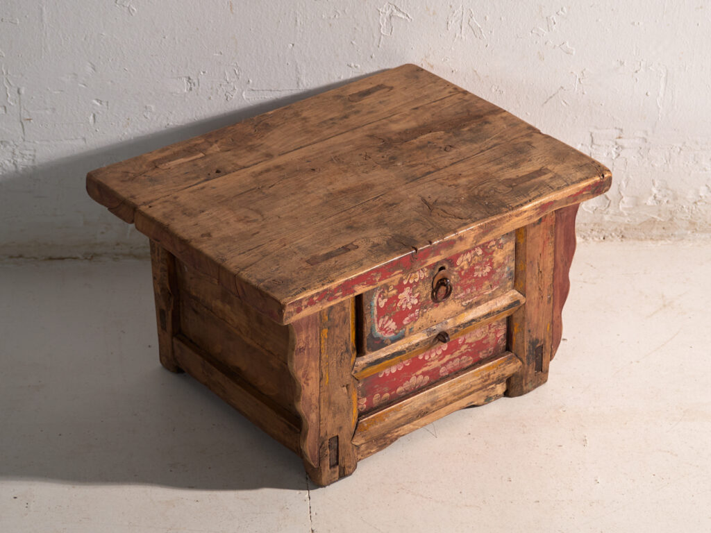 Mesa baja antigua pintada en madera de olmo – China, circa 1900