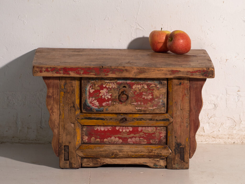 Mesa baja antigua pintada en madera de olmo – China, circa 1900