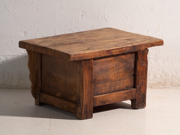 Mesa baja antigua pintada en madera de olmo – China, circa 1900