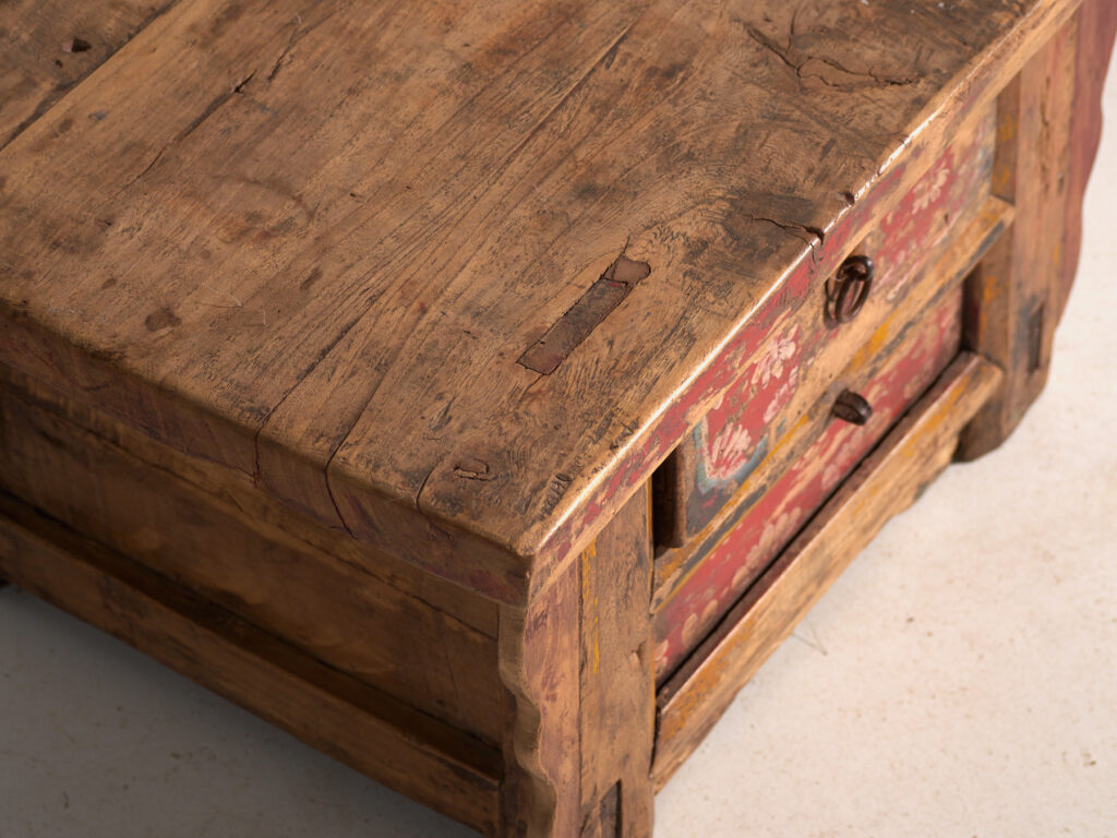Mesa baja antigua pintada en madera de olmo – China, circa 1900