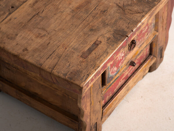 Mesa baja antigua pintada en madera de olmo – China, circa 1900