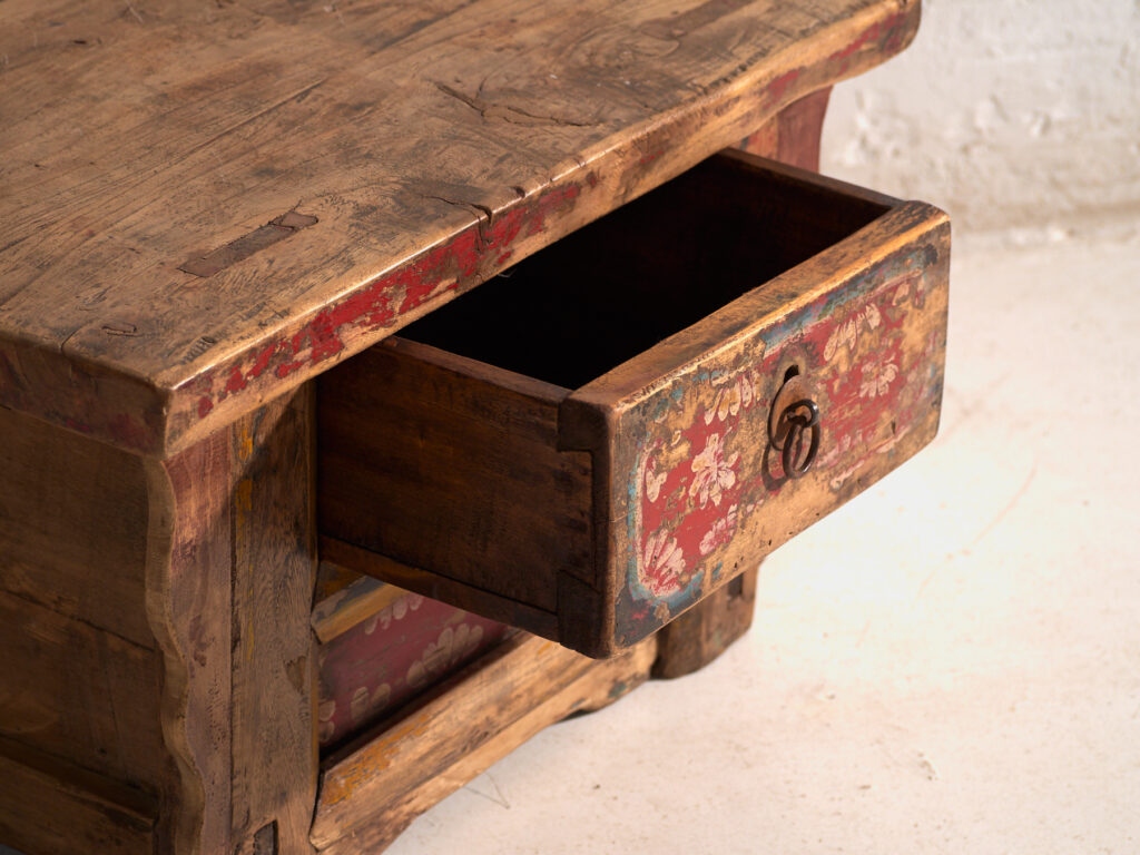 Mesa baja antigua pintada en madera de olmo – China, circa 1900