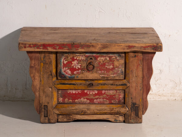Mesa baja antigua pintada en madera de olmo – China, circa 1900