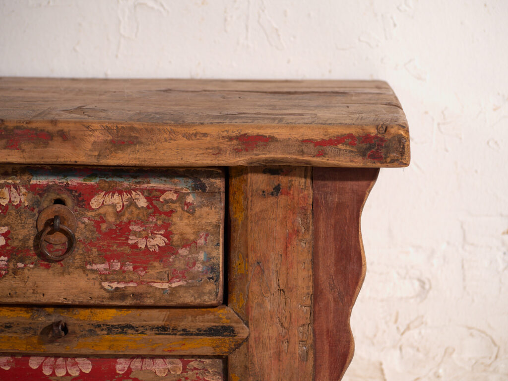 Mesa baja antigua pintada en madera de olmo – China, circa 1900