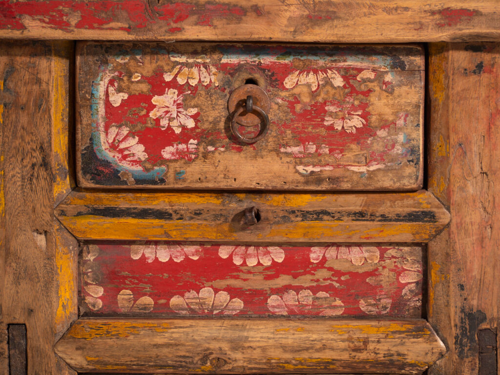 Mesa baja antigua pintada en madera de olmo – China, circa 1900