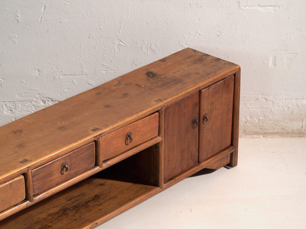 Mueble bajo antiguo chino en madera de olmo – China, circa 1900