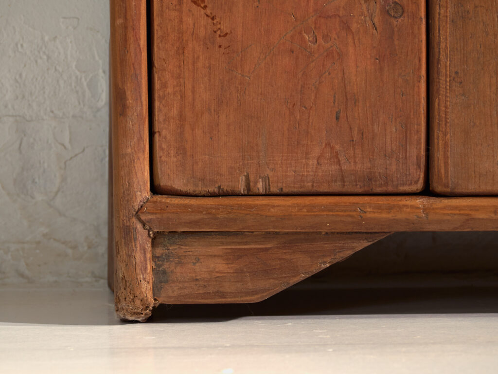 Mueble bajo antiguo chino en madera de olmo – China, circa 1900