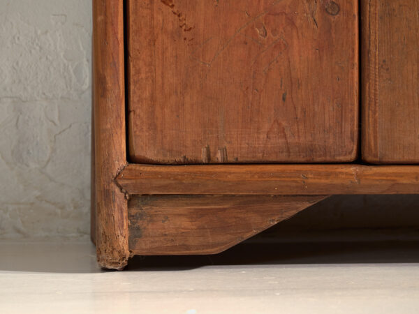 Mueble bajo antiguo chino en madera de olmo – China, circa 1900