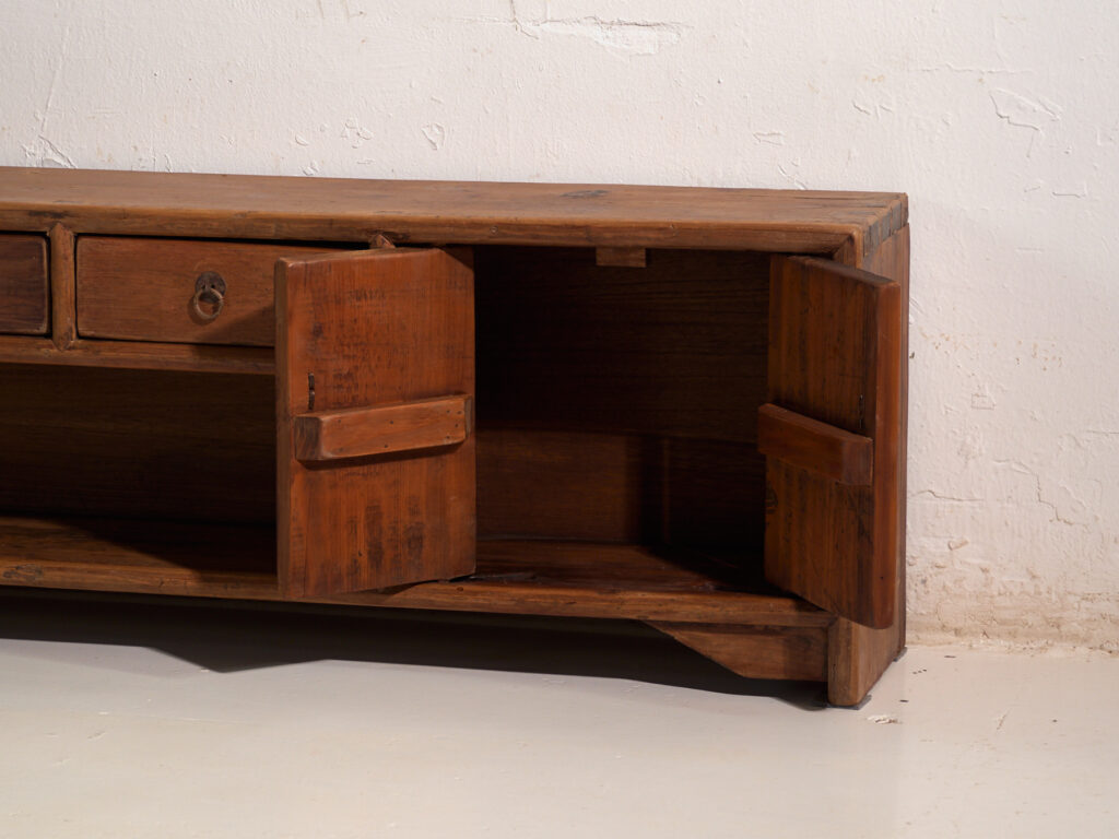 Mueble bajo antiguo chino en madera de olmo – China, circa 1900
