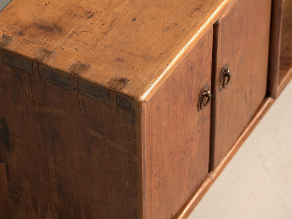 Mueble bajo antiguo chino en madera de olmo – China, circa 1900