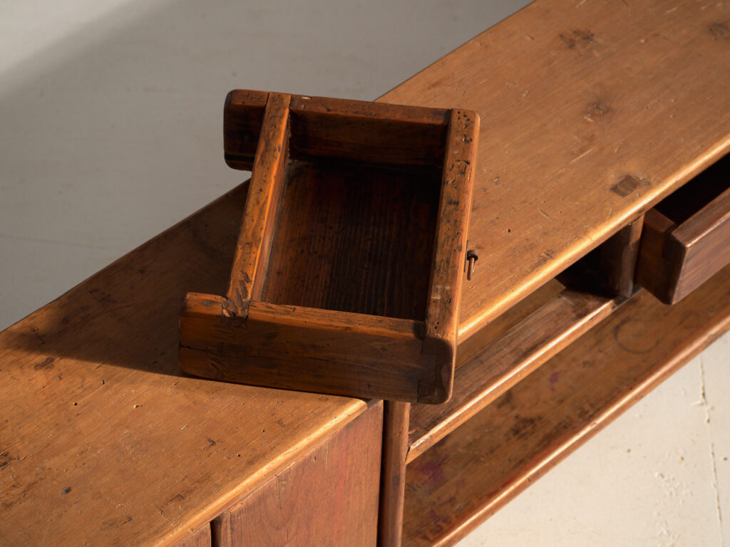 Mueble bajo antiguo chino en madera de olmo – China, circa 1900