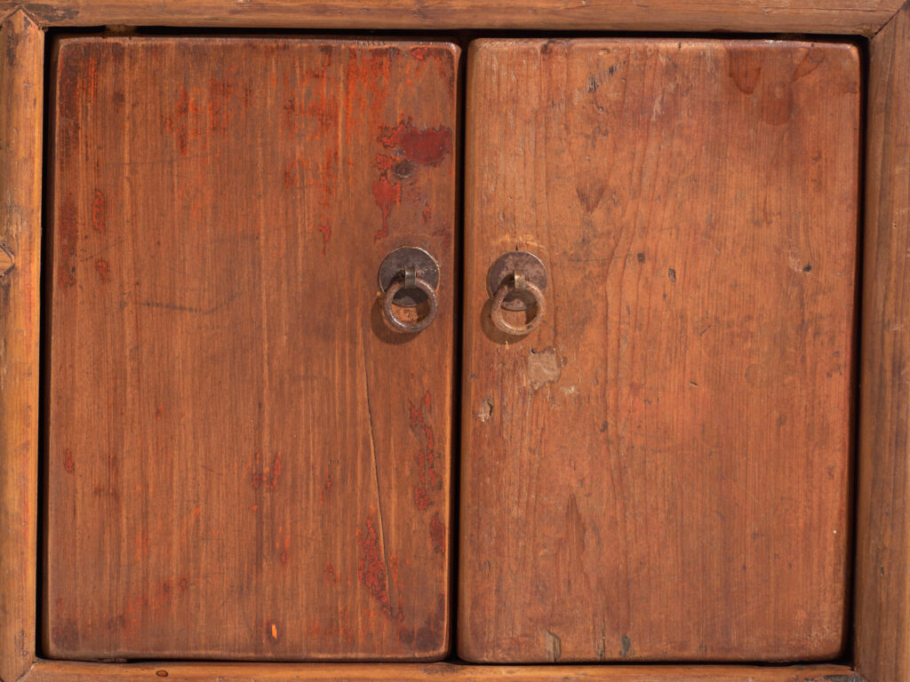 Mueble bajo antiguo chino en madera de olmo – China, circa 1900
