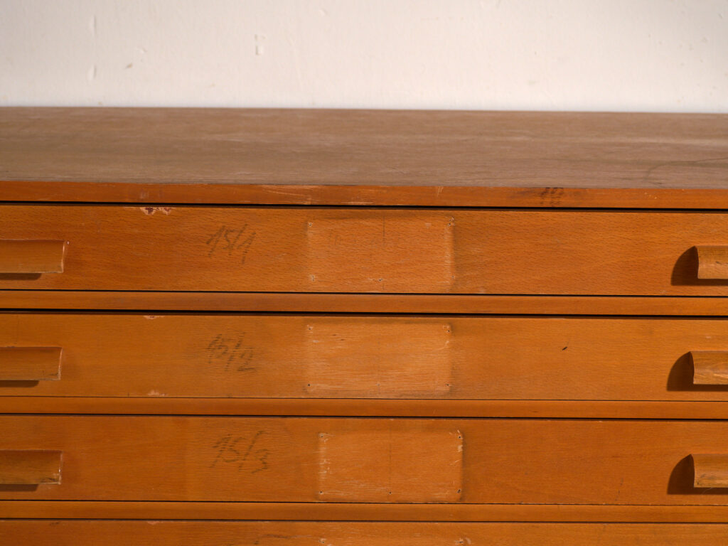 Cajonera de planos antigua en madera de haya – Europa central, circa 1960