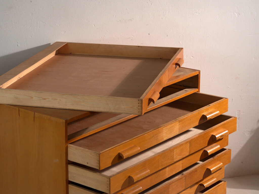 Cajonera de planos antigua en madera de haya – Europa central, circa 1960
