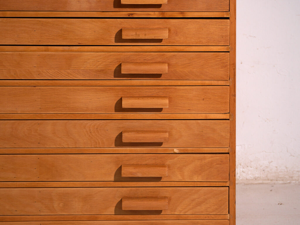 Cajonera de planos antigua en madera de haya – Europa central, circa 1960