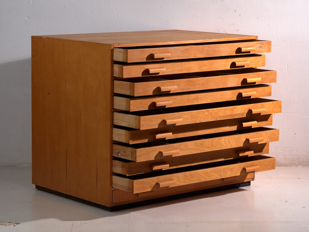 Cajonera de planos antigua en madera de haya – Europa central, circa 1960